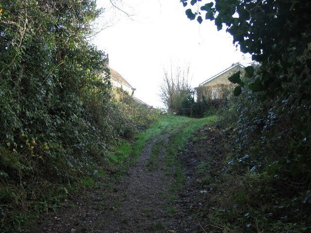 Approaching Wood Lane A view looking south along the footpath from Godswell Grove, as it ascends towards the junction of three footpaths at the end of Wood Lane.