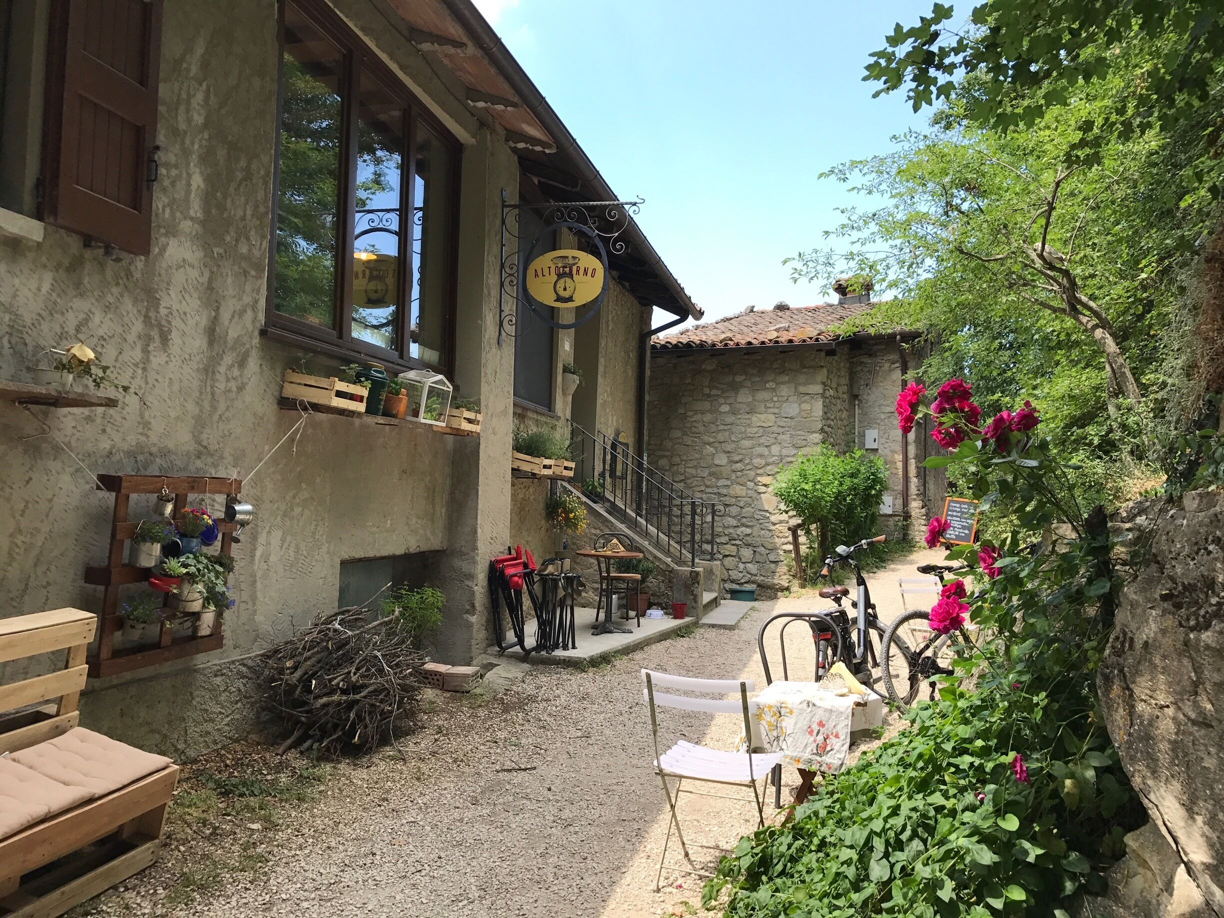Fantastic place in Rocca Malatina national park where to rest and eat great local food prepared in the local oven. Close to where the climb to Sassi starts.