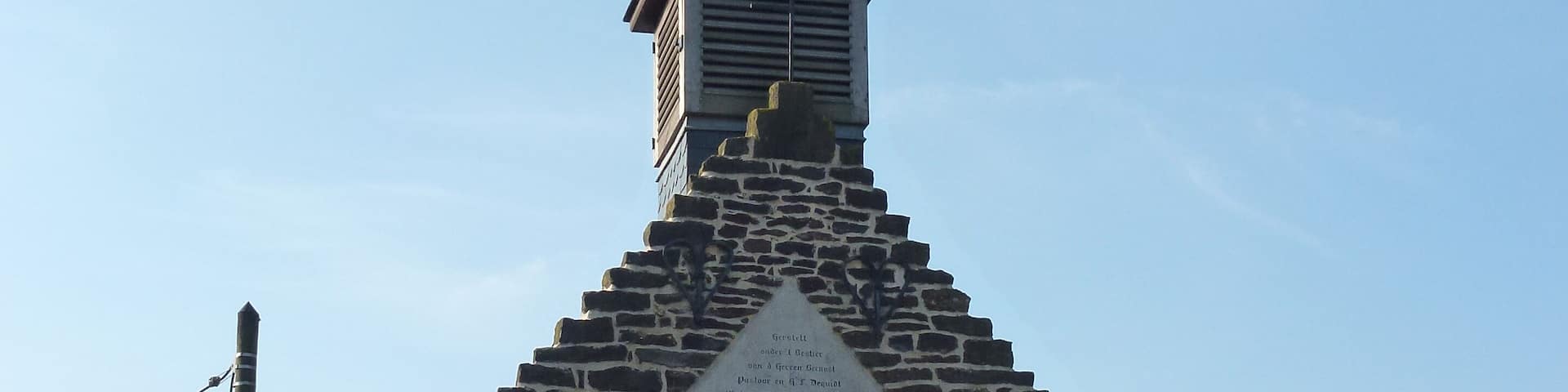 Sainte-Marie-Cappel (Nord, Fr) chapelle N. D. des Champs façade nord