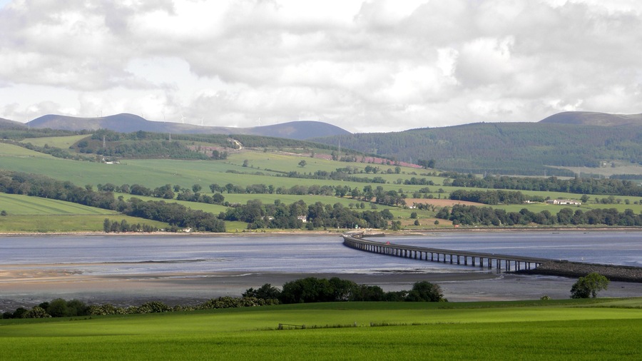 Cromarty Bridge from the Black Isle The Black Isle is neither Black nor truly an Isle as it is connected to the mainland by a fairly narrow isthmus. However the main route across it involves crossing the Beauly Firth at Kessock Bridge in the south from Inverness and then crossing the Cromarty Firth on the Cromarty Bridge to Easter Ross.