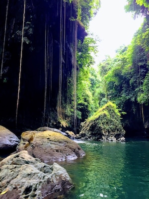 Green Canyon, Kertayasa, Indonesia.
Green Canyon is a beautiful natural wonder along with Green Valley near to Pangandaran and Batukaras in Java Indonesia. We went to the Green Canyon and Green Valley on a day trip and it was a lot of fun and very beautiful. A fun day full of sights, water jumps (some high jumps), rope swing, caves, swimming and boating down the stunning green river. The nature is incredible here although I would advise to go during the week as it can get very busy on weekends. #packsandaplan