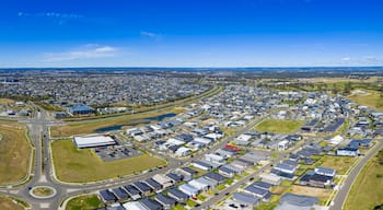 Ein Luftbild eines Wohngebiets mit Häusern, Straßen und einem großen Industriegebäude.