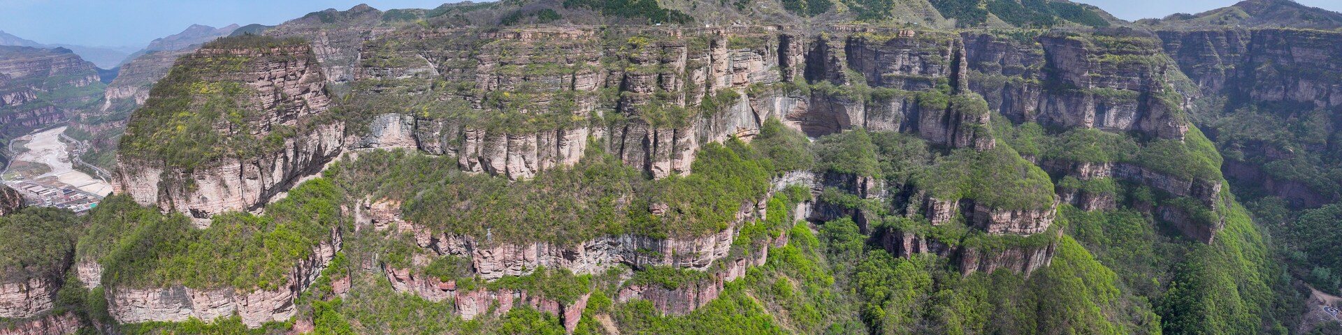 Un cañón con acantilados escarpados y un río en su base.