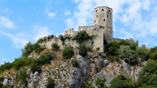 Citadel Počitelj, a 14th-century castle in Počitelj, Bosnia & Herzegovina. This fortress was built by King Tvrtko I of Bosnia in 1383 and is impressive to see in person! Počitelj is a village in Čapljina municipality, which is in Herzegovina-Neretva Canton. The historic site of Počitelj is located on the left bank of the river Neretva, on the main Mostar to Metković road, and it is about 30 km. to the south of Mostar.
The village is built in a natural karst amphiteatre along the Neretva river. The walled town of Počitelj evolved in the period from the 16th to the 18th centuries. Architecturally, the stone-constructed parts of the town are a fortified complex, in which two stages of evolution are evident: medieval, and Ottoman.