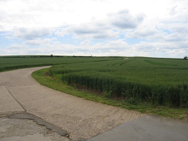 Kirkby Farm driveway. The driveway to the farm from the Tysoe - Oxhill Road showing the open farmland typical of that which occupies almost all of this square.