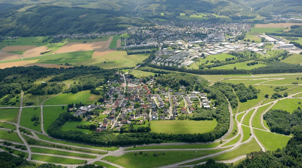 Luftaufnahme: Apricke mit dem Naturerlebnisgebiet Hemer-Apricke der NRW-Stiftung mit ehemaligen Panzerstraßen des Standorttruppenübungsplatzes ums Dorf, dahinter Deilinghofen, Nordrhein-Westfalen