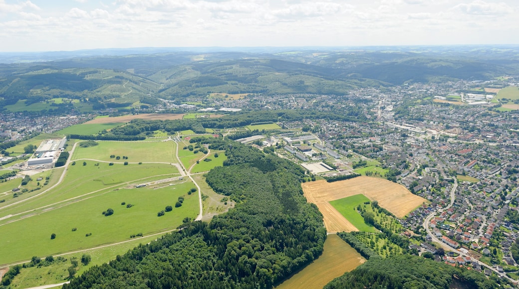 Luftaufnahme: Links Deilinghofen, westlicher Bereich des Naturerlebnisgebiet Hemer-Apricke der NRW-Stiftung mit ehemaligen Panzerstraßen des Standorttruppenübungsplatzes, dahinter Hemer mit Sauerlandpark und ehemasliger Blücher Kaserne in der Bildmitte