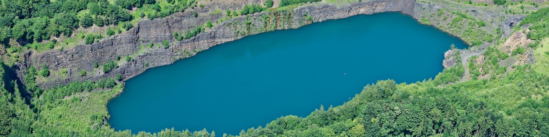 Luftaufnahme: See im ehemaligen Steinbruch westlich von Hemer-Edelburg, Nordrhein-Westfalen.