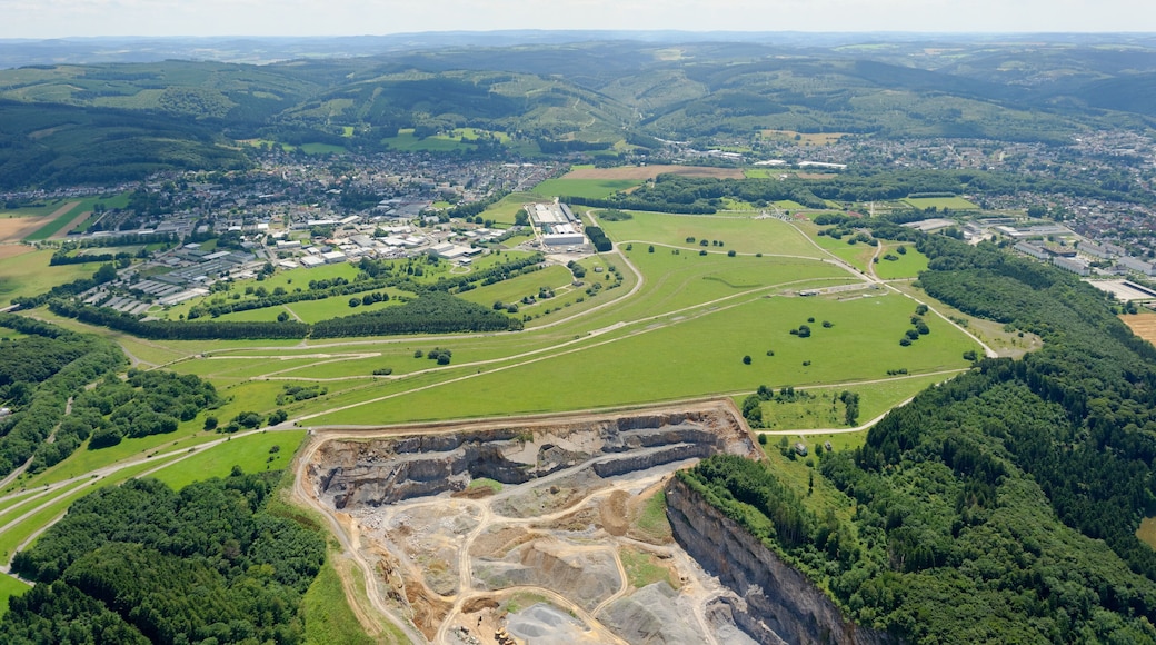 Luftaufnahme: Unten Steinbruch Hemer-Becke, dann Naturerlebnisgebiet Hemer-Apricke der NRW-Stiftung von Süden, ehemaliger Standortübungsplatz nördlich von Deilinghofen, hier westliche Teilfläche mit Panzerstraßen, links Hemer-Deilinghofen und rechts Hemer, Nordrhein-Westfalen