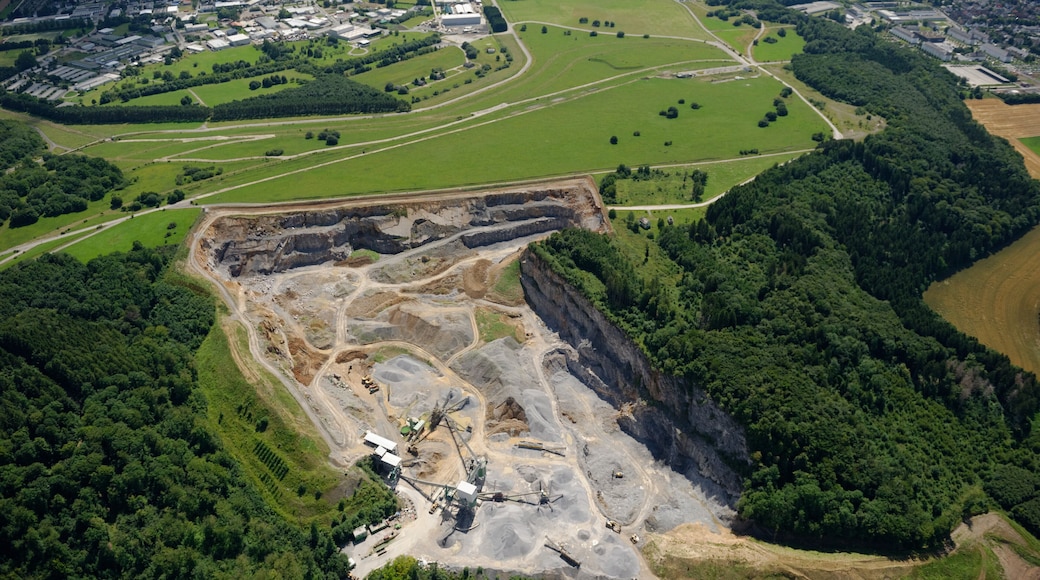 Luftaufnahme: Steinbruch Hemer-Becke, dann Naturerlebnisgebiet Hemer-Apricke der NRW-Stiftung mit ehemaligen Panzerstraßen des Standorttruppenübungsplatzes, links Deilinghofen und rechts Hemer,, Nordrhein-Westfalen