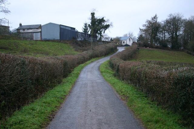 Looking up to Ty-Canol Looking up to Ty-Canol Farm
