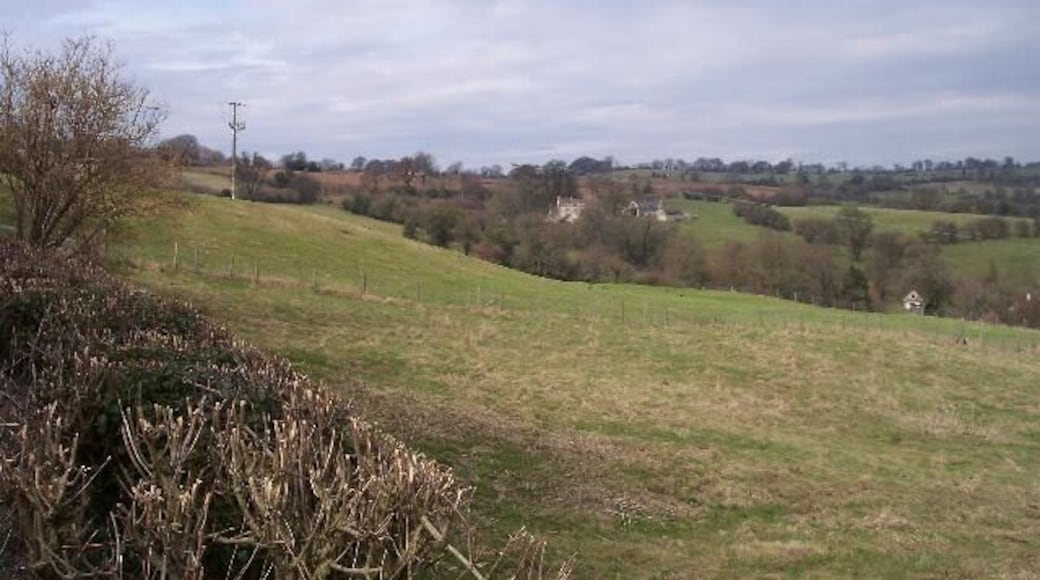 Edge Farm. Looking north from near to Parkhurst Farm.