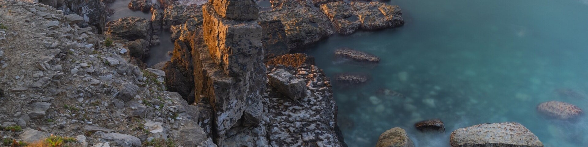 Some stunning rock formation and fossils to be found along this coast. The Jurassic Coast. Also has an abandoned quarry with caves and cliffs.