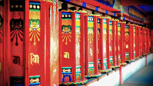 The Labrang Monastery is a hidden gem in Eastern Tibet of China (Amdo, Labrang). You will be amazed by it's rich history and amazing culture! This corridor of scripture wheels contains hexagonal wood cylinders carved with different scriptures and patterns on each side. Walking clockwise along the corridor and rotating the wheels, you can get your troubles to melt away!
#LifeAtExpedia #Red #LabrangMonastery