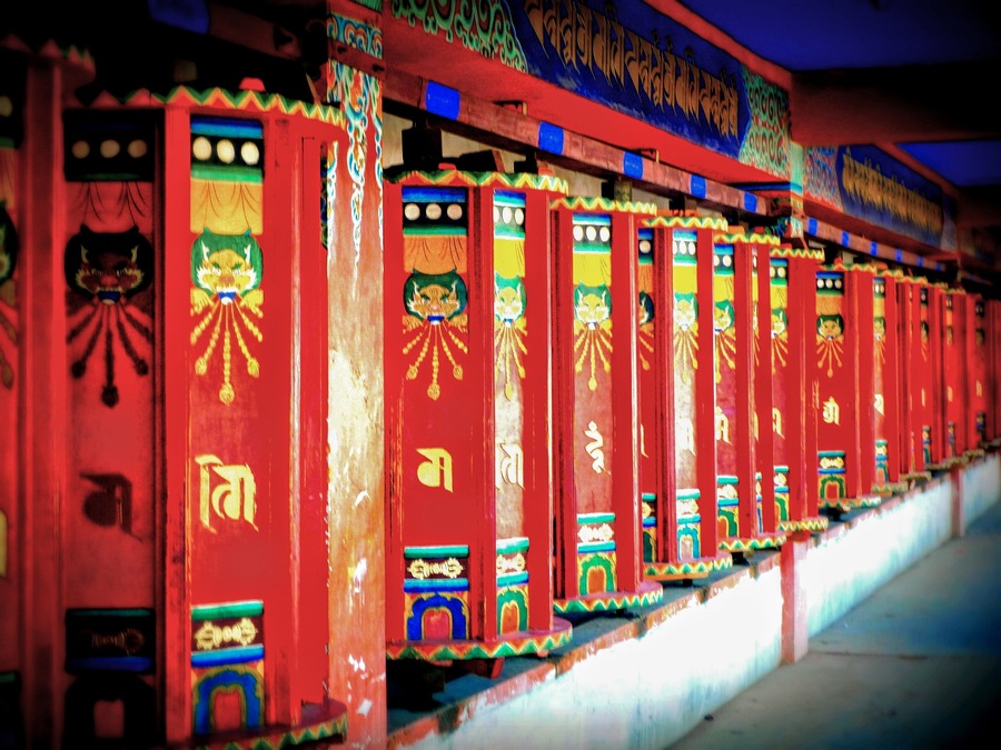 The Labrang Monastery is a hidden gem in Eastern Tibet of China (Amdo, Labrang). You will be amazed by it's rich history and amazing culture! This corridor of scripture wheels contains hexagonal wood cylinders carved with different scriptures and patterns on each side. Walking clockwise along the corridor and rotating the wheels, you can get your troubles to melt away!
#LifeAtExpedia #Red #LabrangMonastery
