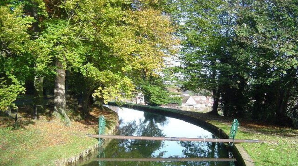 The New River, Stanstead St. Margarets. The New River is something of a misnomer since it is neither a river nor new. It is an aqueduct built under the direction of Sir Hugh Myddleton between 1607 and 1612 to bring fresh drinking water from Chadwell and Amwell Springs near Ware about 40 miles down the Lee Valley to London. http://www.engineering-timelines.com/scripts/engineeringItem.asp?id=438 for further information.