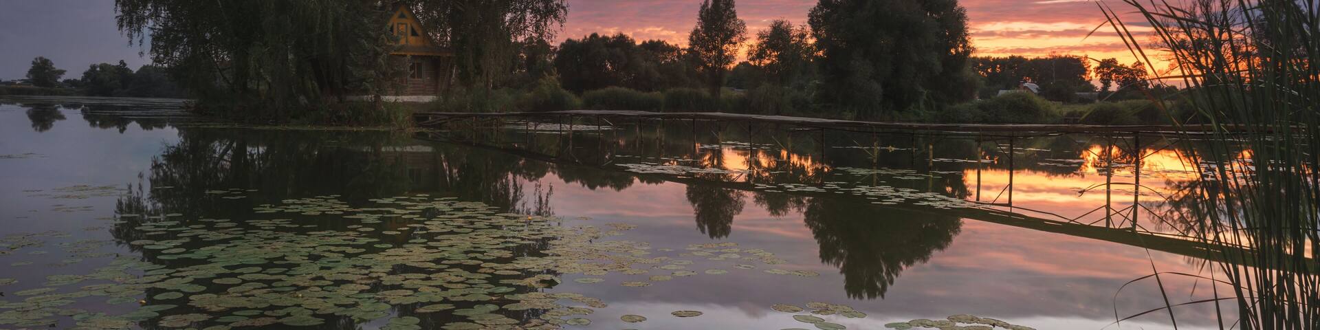 Ukraine. Old Solotvyno. Fisherman's House at sunset. –£–∫—Ä–∞–∏–Ω–∞. –°—Ç–∞—Ä—ã–π –°–æ–ª–æ—Ç–≤–∏–Ω. –î–æ–º–∏–∫ —Ä—ã–±–∞–∫–∞ –Ω–∞ –∑–∞–∫–∞—Ç–µ
