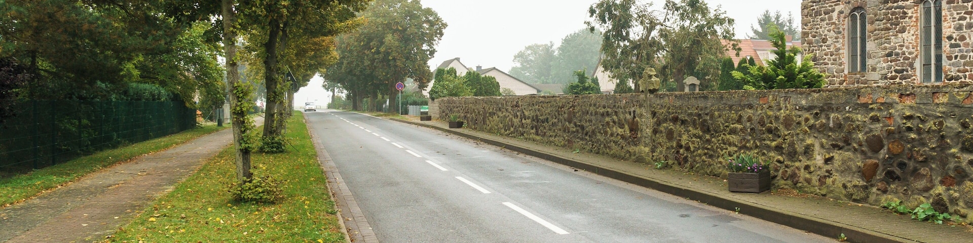 Gotisches Kreuz, teilweise eingemauert in der Kirchhofsmauer von Klein Schwechten