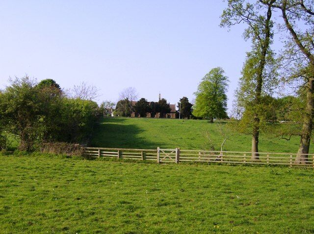 Between the Oddingtons Upper and Lower Oddington are still two separate villages with this house crossing the divide. South of the villages runs a footpath linking the two, through horse paddocks.