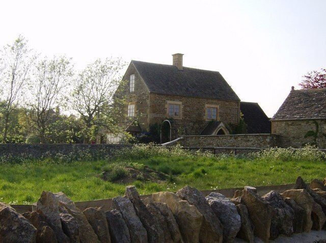 House in Lower Oddington The Macmillan Way passes through the village. The stone is a transitional one between Northamptonshire ironstone and Cotswold limestone.