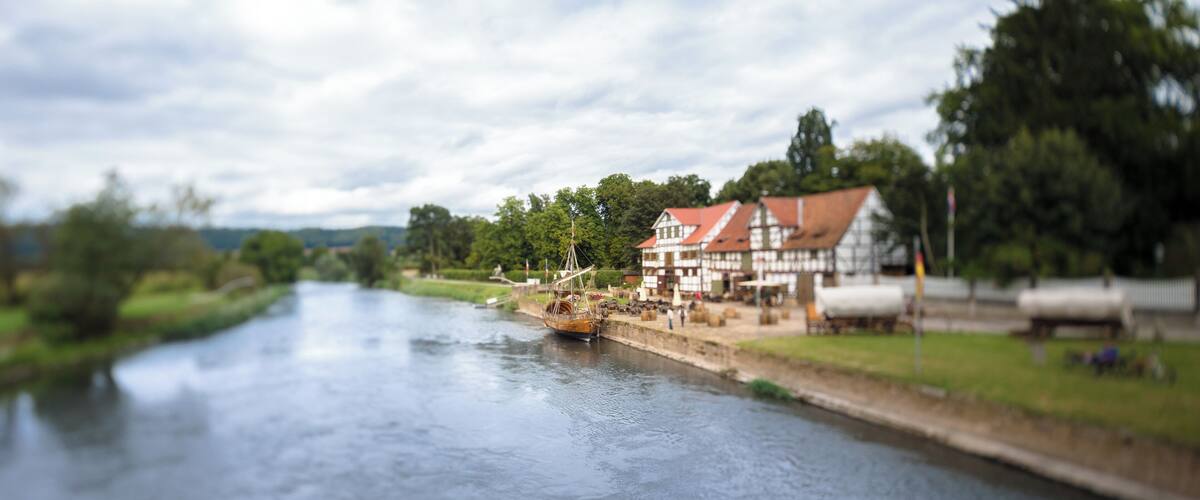 Tilt-Shift-Aufnahme des Schiffes "Wisera" an der Wanfrieder Schlagd. Rechts neben dem Schiff die beiden Schlagdhäuser. Blickrichtung Norden.