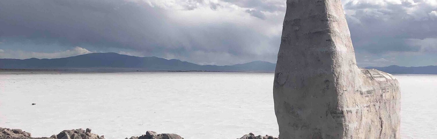 At about 3450 meters above sea level, in the northwest from Jujuy you will find the second biggest salt flats of the world, Salinas Grandes.
They cover about 212 square kilometers and are exploited for lithium, potassium and sodium. Some native people also exploit it manually for salt and you can visit the salt baths and buy salt.
The road to get there starts in the province of Jujuy and is rather windy. It is however asphalted and if you continue in it, you will arrive in Chile, in the Atacama dessert.