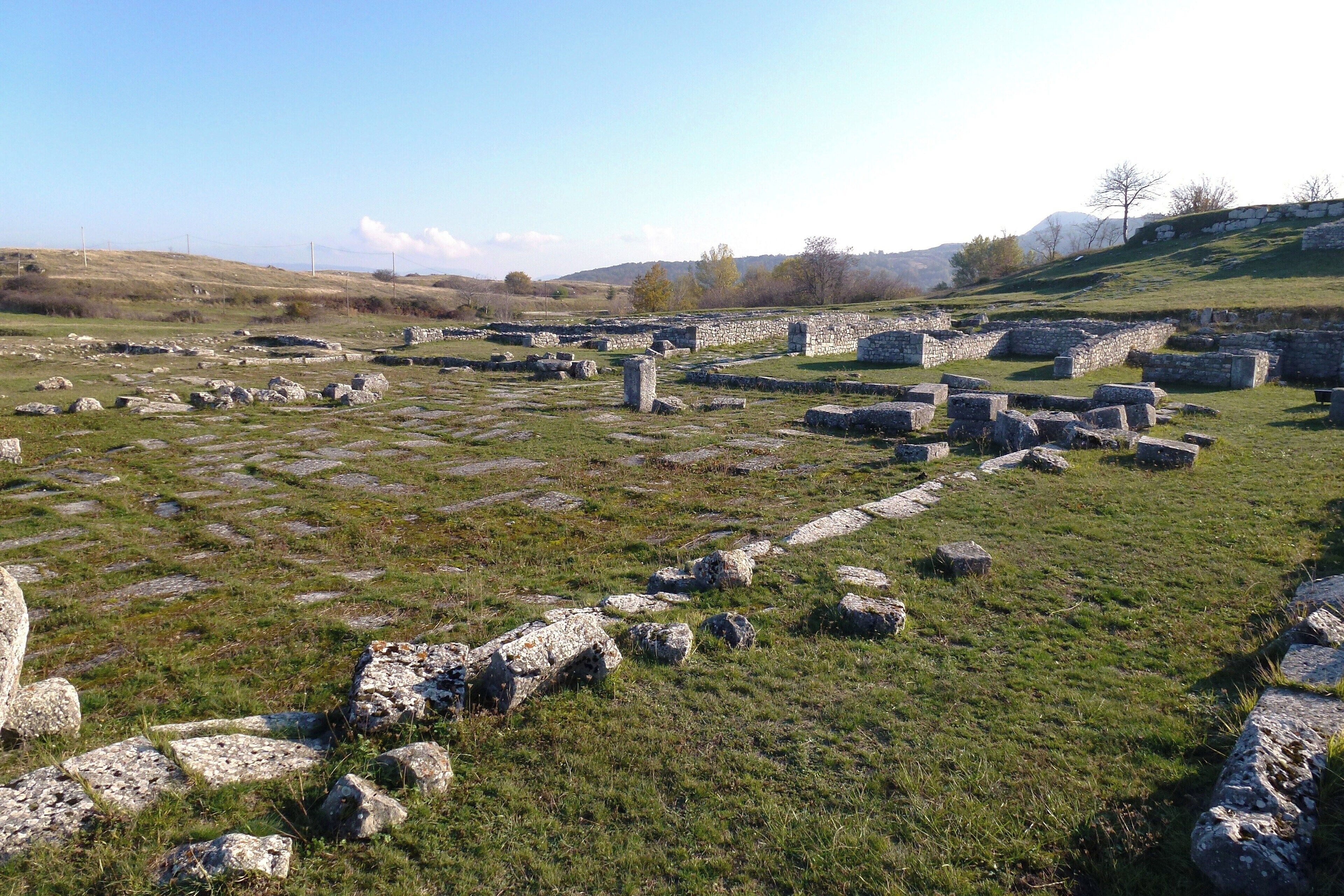 Juvanum-Vista sulla piazza