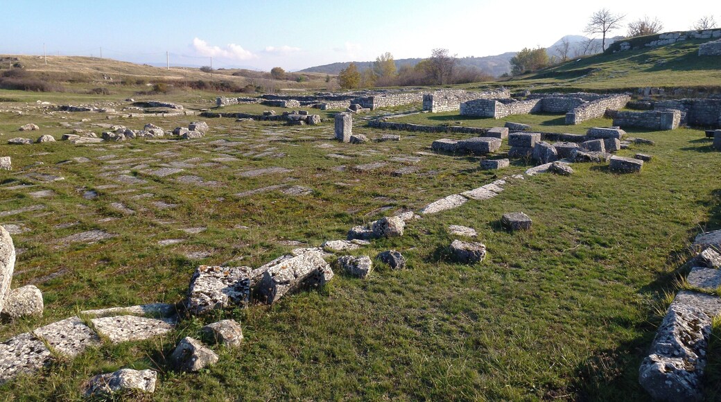 Juvanum-Vista sulla piazza