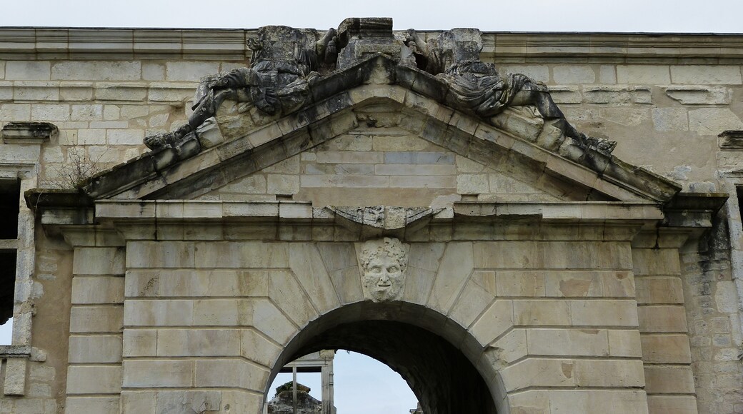 This building is indexed in the Base Mรฉrimรฉe, a database of architectural heritage maintained by the French Ministry of Culture, under the reference PA00084358 .