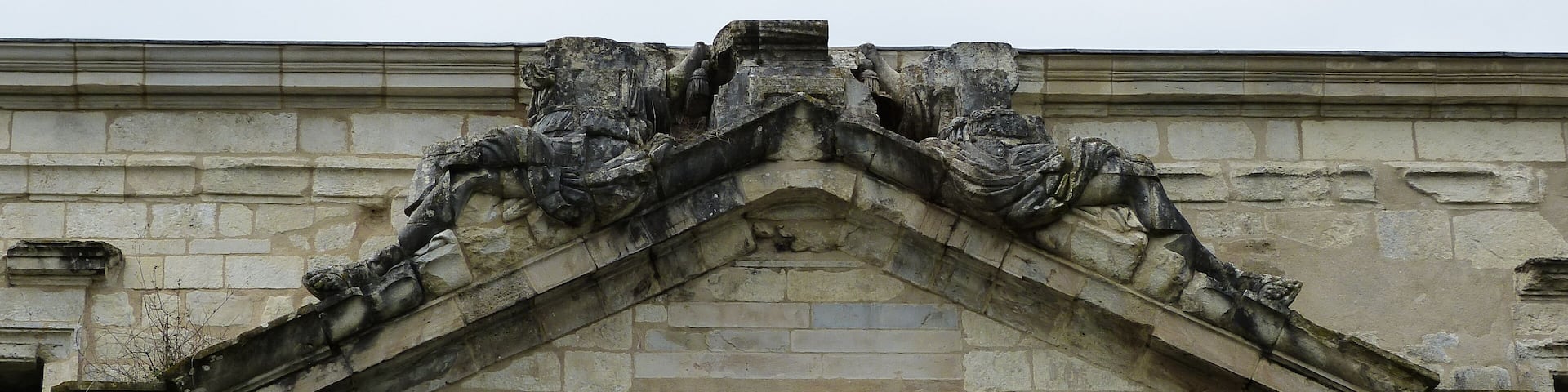 This building is indexed in the Base Mérimée, a database of architectural heritage maintained by the French Ministry of Culture, under the reference PA00084358 .