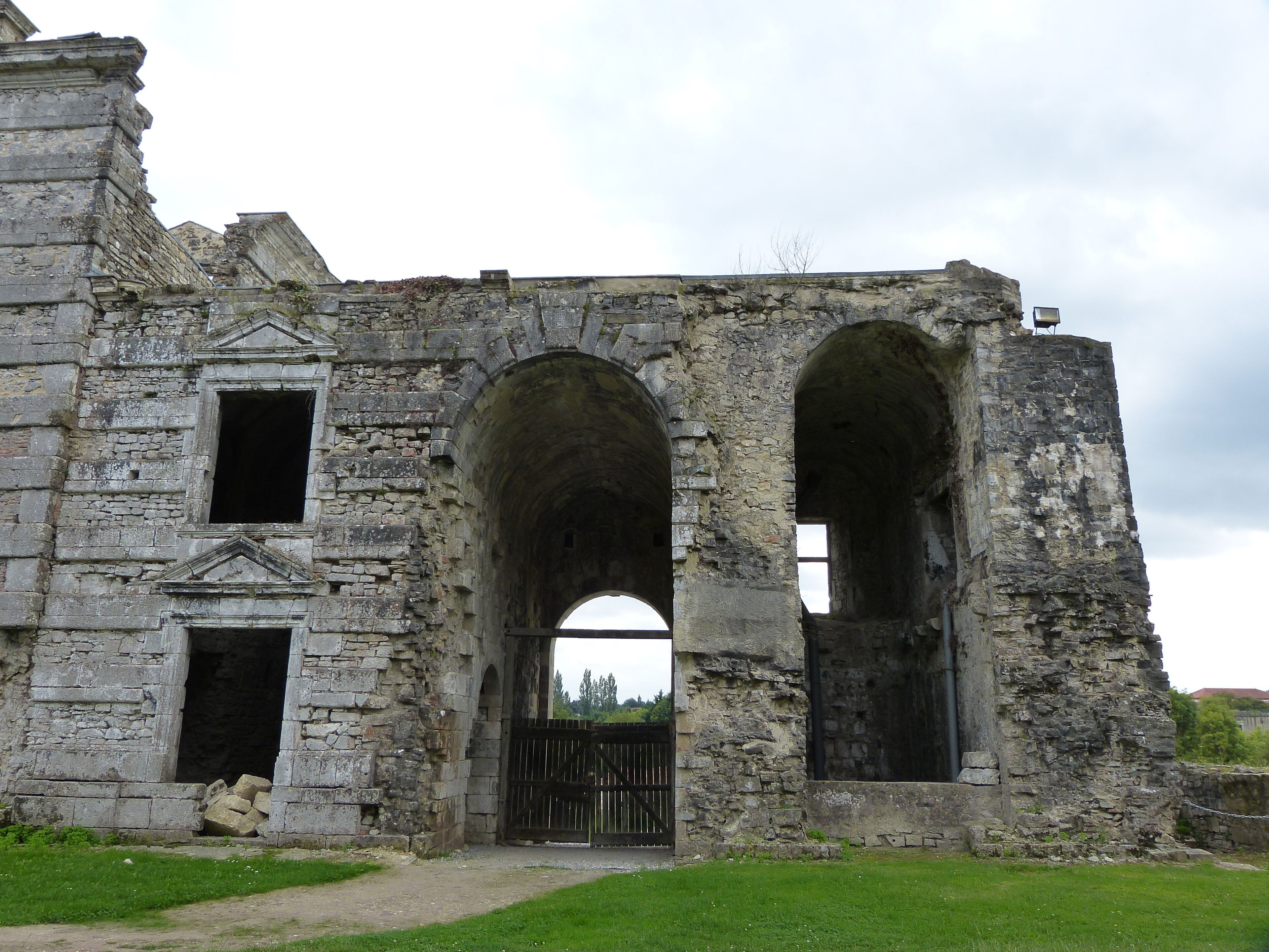 This building is indexed in the Base Mérimée, a database of architectural heritage maintained by the French Ministry of Culture, under the reference PA00084358 .
