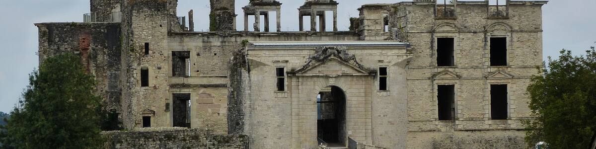 This building is indexed in the Base Mérimée, a database of architectural heritage maintained by the French Ministry of Culture, under the reference PA00084358 .