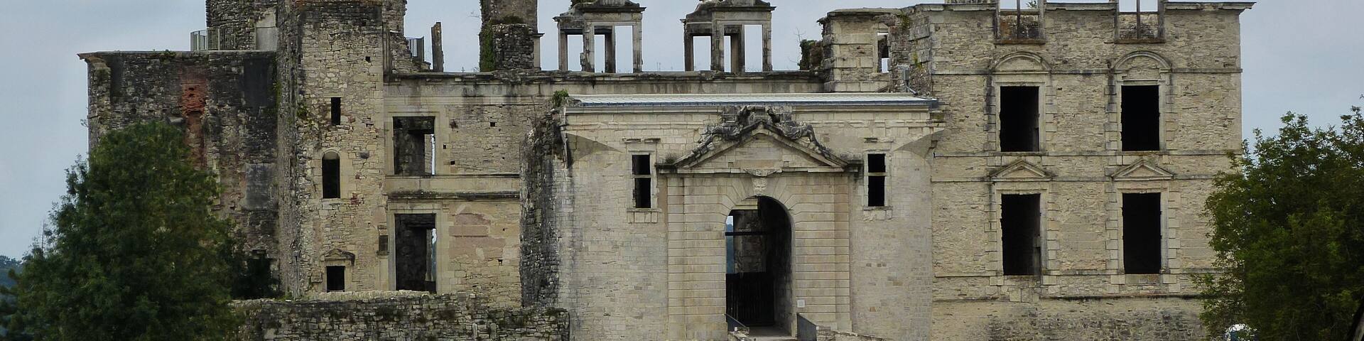 This building is indexed in the Base Mérimée, a database of architectural heritage maintained by the French Ministry of Culture, under the reference PA00084358 .
