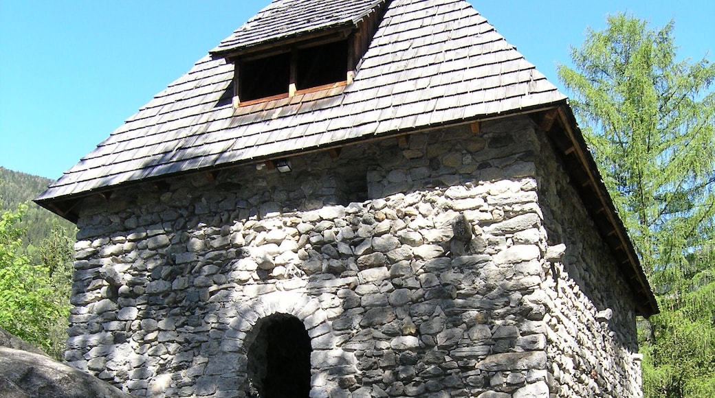 Toblburg oberhalb des Reintals - Eingang zur Kapelle (Teil des Franziskuswegs)