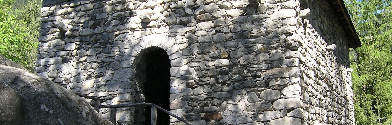 Toblburg oberhalb des Reintals - Eingang zur Kapelle (Teil des Franziskuswegs)