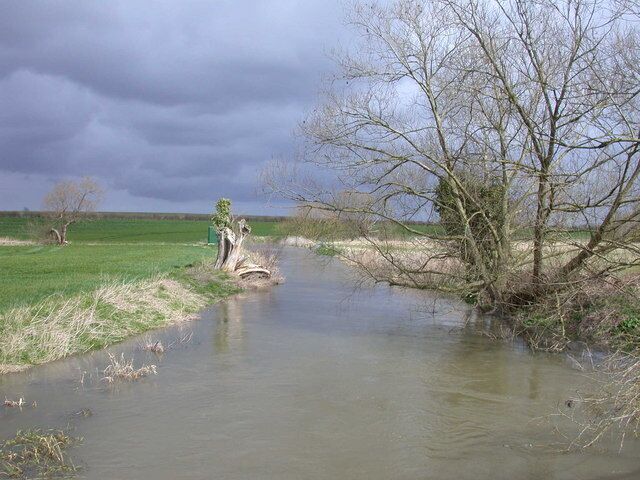 Fast flows the Rhee A lot of water coming down after two wet days. Viewed from the footpath bridge.
