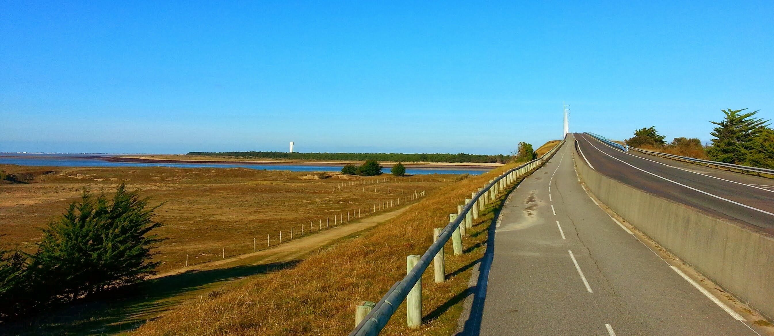 Vue de Noirmoutier et de la mer, depuis le continent
