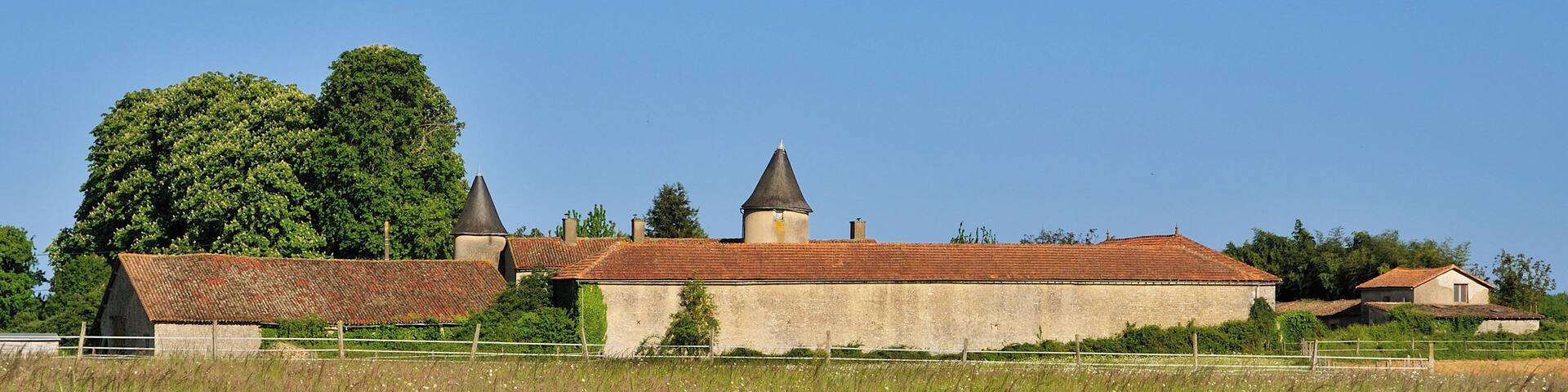 Le logis de La Chaux Ă Linazay, vue vers l'est