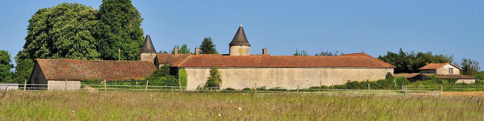 Le logis de La Chaux Ă Linazay, vue vers l'est