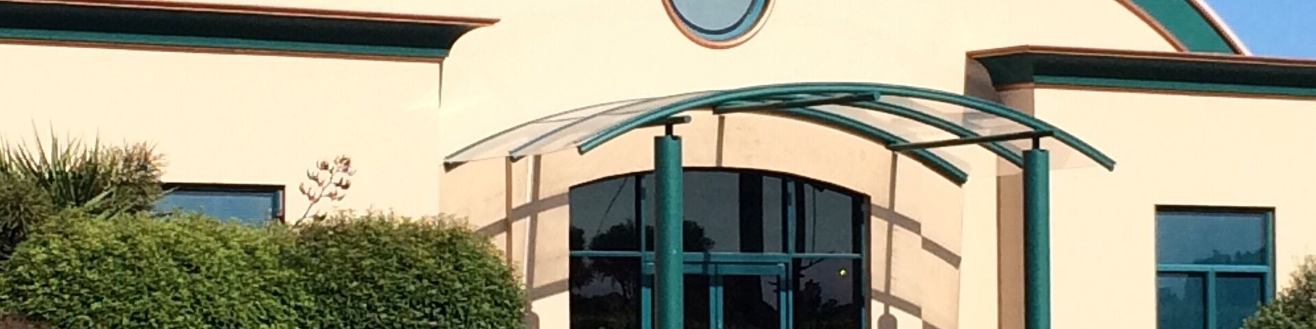 5 minute drive north of Blenheim. You get free samples as you walk in and you can see them making chocolate in the open kitchen. Definitely worth stopping. Very berry crunch and macadamia brittle are the best!