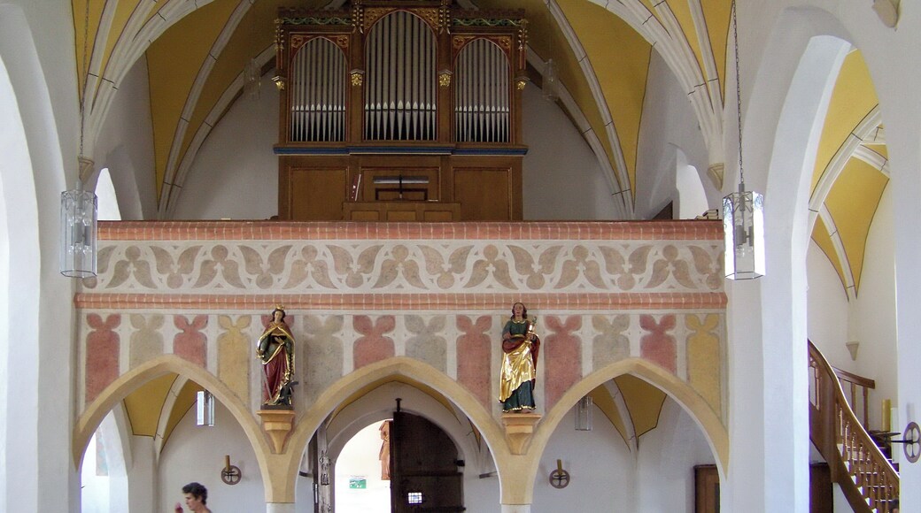 Pilsting, Ganacker, Landauer Straße 11. Katholische Pfarrkirche St. Leonhard. Spätgotische Staffelhallenkirche mit Westturm und Leonhardskette rings um die Kirche, 2. Hälfte 15. Jahrhundert, Sakristei 1679, Turmoberbau 1750; mit Ausstattung; Kirchhof mit Mauer, Portal und Heiligenhäuschen mit der Straße zugewandter Opferstock-Nische, wohl 18. Jahrhundert; Friedhofskapelle, erbaut nach Plan von Dominikus Magzin (Dominico Mazio), 1700/03. Im Mittelschiff dreischiffige, unterwölbte Westempore mit Orgel.