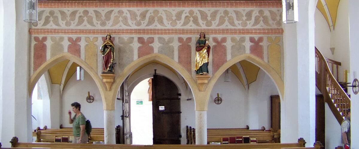 Pilsting, Ganacker, Landauer StraĂe 11. Katholische Pfarrkirche St. Leonhard. SpĂ€tgotische Staffelhallenkirche mit Westturm und Leonhardskette rings um die Kirche, 2. HĂ€lfte 15. Jahrhundert, Sakristei 1679, Turmoberbau 1750; mit Ausstattung; Kirchhof mit Mauer, Portal und HeiligenhĂ€uschen mit der StraĂe zugewandter Opferstock-Nische, wohl 18. Jahrhundert; Friedhofskapelle, erbaut nach Plan von Dominikus Magzin (Dominico Mazio), 1700/03. Im Mittelschiff dreischiffige, unterwölbte Westempore mit Orgel.