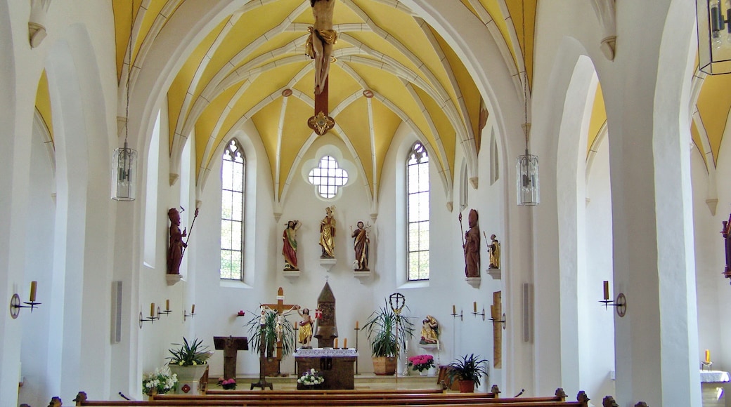 Pilsting, Ganacker, Landauer Straße 11. Katholische Pfarrkirche St. Leonhard. Spätgotische Staffelhallenkirche mit Westturm und Leonhardskette rings um die Kirche, 2. Hälfte 15. Jahrhundert, Sakristei 1679, Turmoberbau 1750; mit Ausstattung; Kirchhof mit Mauer, Portal und Heiligenhäuschen mit der Straße zugewandter Opferstock-Nische, wohl 18. Jahrhundert; Friedhofskapelle, erbaut nach Plan von Dominikus Magzin (Dominico Mazio), 1700/03. Dreischiffiger Innenraum mit Netzgewölbe, Birnstabrippen und spitzem Chorbogen.