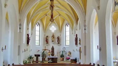 Pilsting, Ganacker, Landauer Straße 11. Katholische Pfarrkirche St. Leonhard. Spätgotische Staffelhallenkirche mit Westturm und Leonhardskette rings um die Kirche, 2. Hälfte 15. Jahrhundert, Sakristei 1679, Turmoberbau 1750; mit Ausstattung; Kirchhof mit Mauer, Portal und Heiligenhäuschen mit der Straße zugewandter Opferstock-Nische, wohl 18. Jahrhundert; Friedhofskapelle, erbaut nach Plan von Dominikus Magzin (Dominico Mazio), 1700/03. Dreischiffiger Innenraum mit Netzgewölbe, Birnstabrippen und spitzem Chorbogen.