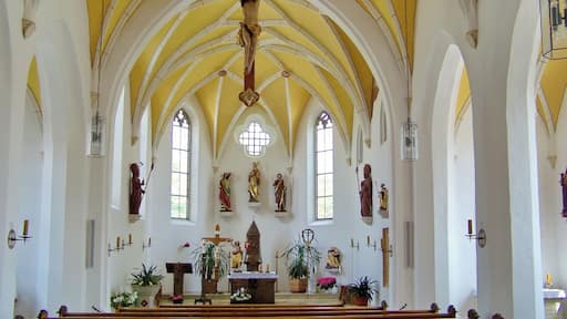 Pilsting, Ganacker, Landauer Straße 11. Katholische Pfarrkirche St. Leonhard. Spätgotische Staffelhallenkirche mit Westturm und Leonhardskette rings um die Kirche, 2. Hälfte 15. Jahrhundert, Sakristei 1679, Turmoberbau 1750; mit Ausstattung; Kirchhof mit Mauer, Portal und Heiligenhäuschen mit der Straße zugewandter Opferstock-Nische, wohl 18. Jahrhundert; Friedhofskapelle, erbaut nach Plan von Dominikus Magzin (Dominico Mazio), 1700/03. Dreischiffiger Innenraum mit Netzgewölbe, Birnstabrippen und spitzem Chorbogen.