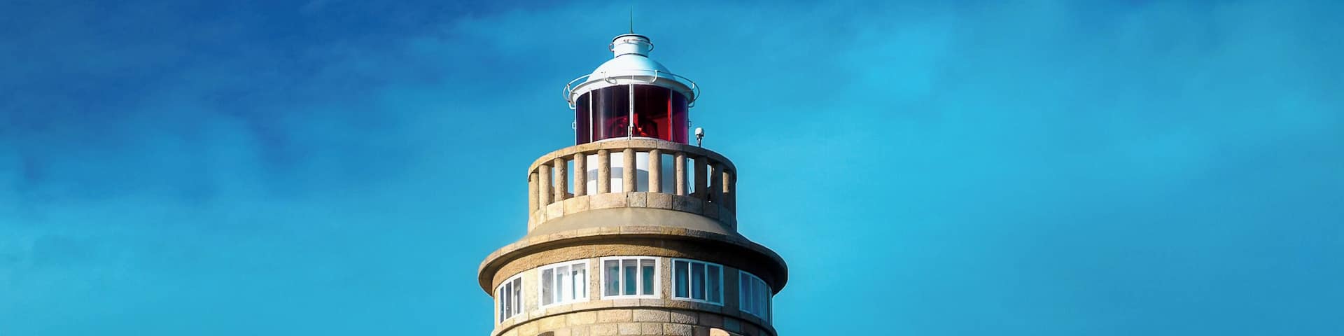 The Cape Lévi lighthouse raises in front of the English Channel, on the commune of Fermanville. Relay between the lighthouse of La Hague and the lighthouse of Gatteville, it dates back to the beginning of the first half of the 19th century.
Destroyed in 1944 during the Second World War, the current lighthouse was rebuilt in 1947. Top 28 meters, it has a quadrangular shape with curved faces. The set is made of pink granite stone and was automated in the mid 1970s.
The lighthouse's surroundings are easily accessed by car, and there is a small free parking lot at the beach nearby.
#lighthouse #travel #Trovember