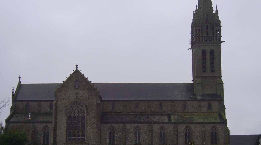 Vue de l'église Saint-Budoc de Plourin depuis la rue du Tumulus passant derrière.