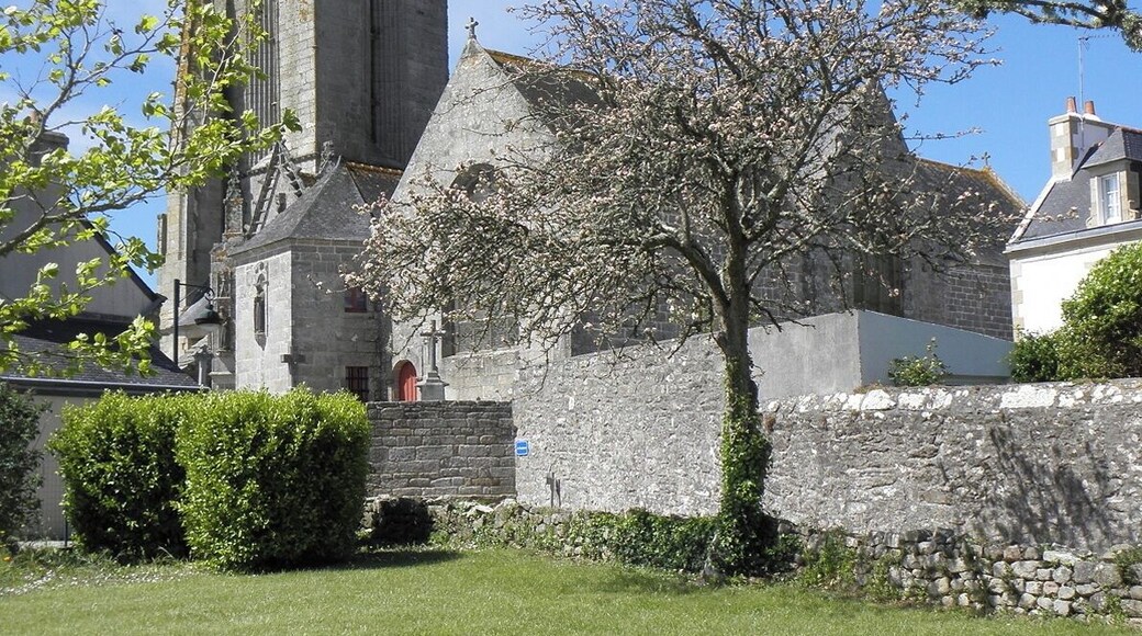 Chevet, transept sud et tour-clocher de la chapelle Saint-Tugen en Primelin (29).