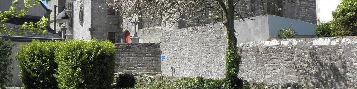 Chevet, transept sud et tour-clocher de la chapelle Saint-Tugen en Primelin (29).