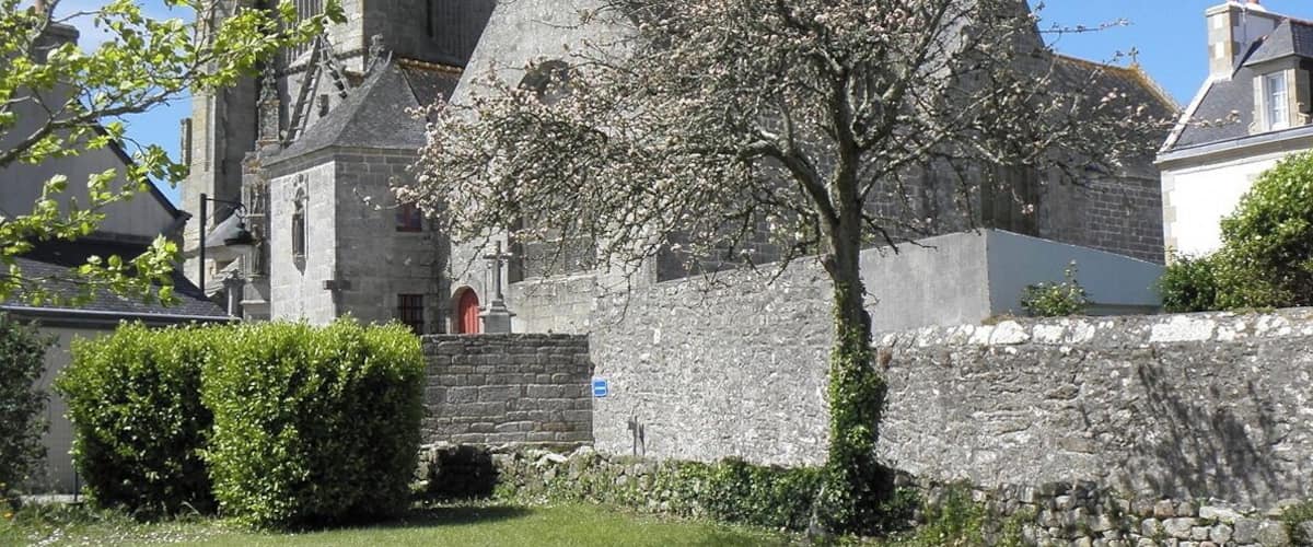 Chevet, transept sud et tour-clocher de la chapelle Saint-Tugen en Primelin (29).